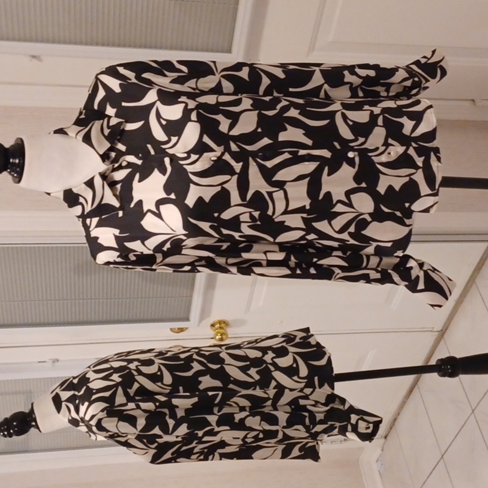 4/$80 Silky Black & White Floral Blouse - Size XS